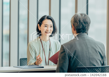 開會的商務人士 開會的商務人士 142042188