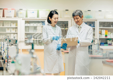 Researchers who conduct research using microscopes in the laboratory Researchers who conduct research using microscopes in the laboratory 142042211