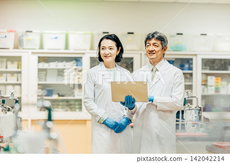 Researchers who conduct research using microscopes in the laboratory Researchers who conduct research using microscopes in the laboratory 142042214