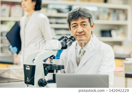 研究員做實驗 研究員做實驗 142042229