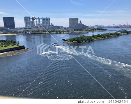 從彩虹橋上可以欣賞東京灣和濱水副城區的景色。 從彩虹橋上可以欣賞東京灣和濱水副城區的景色。 142042464