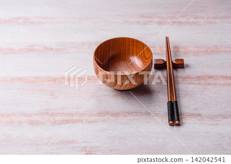 An empty round wooden plate on a textured background. An empty round plate An empty round wooden plate on a textured background. An empty round plate 142042541