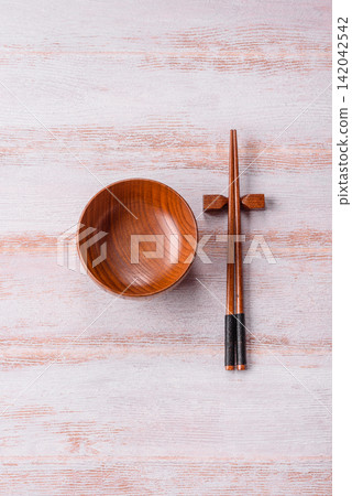 An empty round wooden plate on a textured background. An empty round plate An empty round wooden plate on a textured background. An empty round plate 142042542