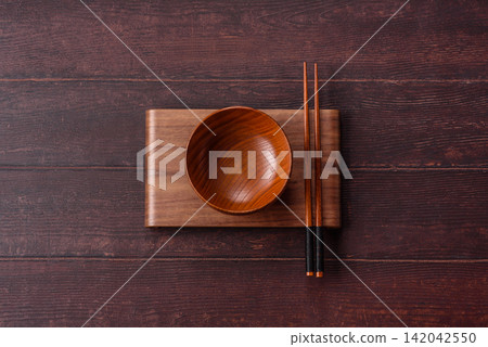 An empty round wooden plate on a textured background. An empty round plate An empty round wooden plate on a textured background. An empty round plate 142042550