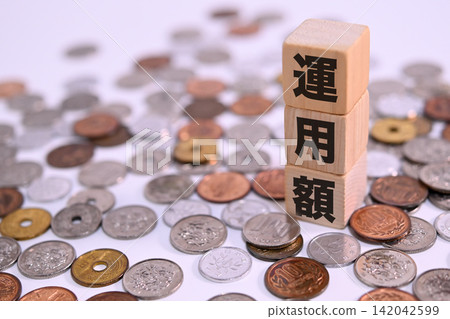 Text of investment amount and Japanese yen coins Text of investment amount and Japanese yen coins 142042599