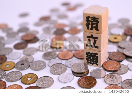 儲蓄金額和日圓硬幣的文字說明 儲蓄金額和日圓硬幣的文字說明 142042600