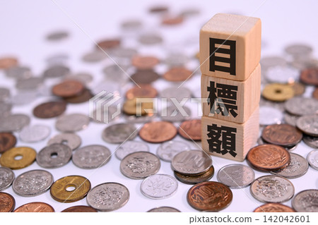 Text indicating the target amount and Japanese yen coins Text indicating the target amount and Japanese yen coins 142042601