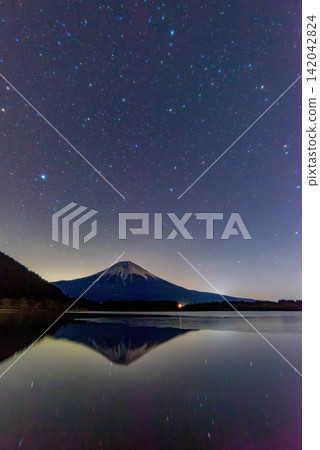【靜岡縣】冬日星空下的狸湖與富士山 【靜岡縣】冬日星空下的狸湖與富士山 142042824