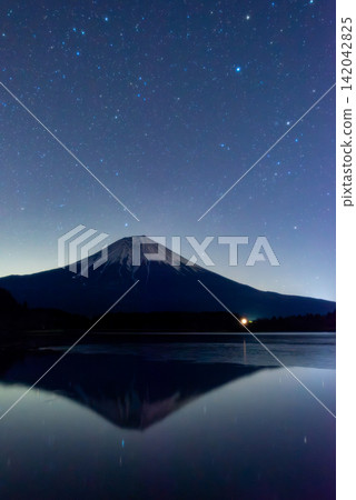 【靜岡縣】冬日星空下的狸湖與富士山 【靜岡縣】冬日星空下的狸湖與富士山 142042825