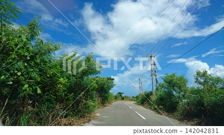 一條通往大海的道路,藍天白雲。 一條通往大海的道路,藍天白雲。 142042831