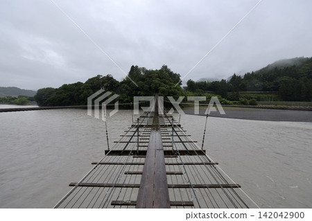 A suspension bridge over the Oi River (Shiozato Suspension Bridge) A suspension bridge over the Oi River (Shiozato Suspension Bridge) 142042900