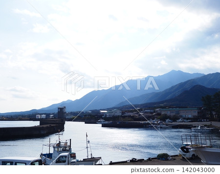Yakushima's Miyanoura Port and the magnificent mountain scenery Yakushima's Miyanoura Port and the magnificent mountain scenery 142043000