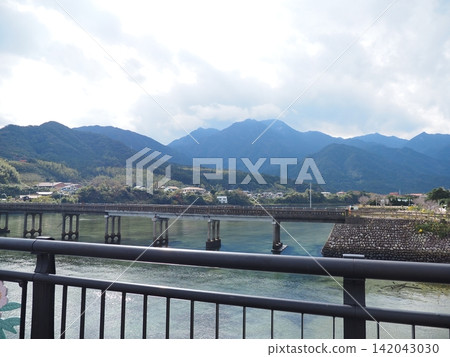Bridges and settlements spanning the rivers of Yakushima, with mountains stretching out behind them. Bridges and settlements spanning the rivers of Yakushima, with mountains stretching out behind them. 142043030