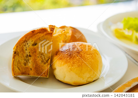 Lunch set with freshly baked bread at an ocean-view restaurant/cafe - a tropical resort (Amami Oshima, Kagoshima Prefecture) Lunch set with freshly baked bread at an ocean-view restaurant/cafe - a tropical resort (Amami Oshima, Kagoshima Prefecture) 142043181