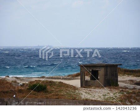 種子島海岸邊殘存的混凝土建築和波濤洶湧的大海。 種子島海岸邊殘存的混凝土建築和波濤洶湧的大海。 142043236
