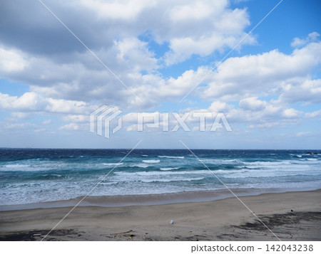 白色海浪拍打著種子島的沙灘和蔚藍的大海。 白色海浪拍打著種子島的沙灘和蔚藍的大海。 142043238
