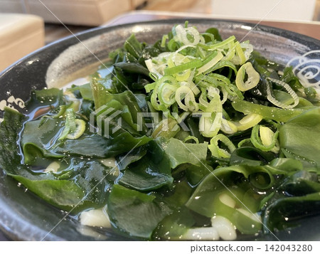 滿滿一碗裙帶菜和切碎的蔥花,做成熱騰騰的裙帶菜烏龍麵。 滿滿一碗裙帶菜和切碎的蔥花,做成熱騰騰的裙帶菜烏龍麵。 142043280