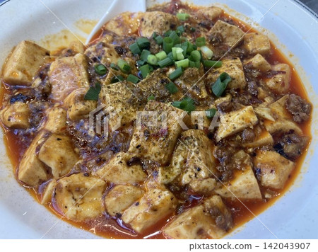 麻婆豆腐和中國菜:正宗川式麻辣豆腐,配上大量四川花椒和辣椒油,以及其他令人垂涎的菜餚。 麻婆豆腐和中國菜:正宗川式麻辣豆腐,配上大量四川花椒和辣椒油,以及其他令人垂涎的菜餚。 142043907