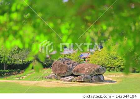 The Ishibutai Kofun (stone stage burial mound) surrounded by greenery (Asuka Village, Nara Prefecture) The Ishibutai Kofun (stone stage burial mound) surrounded by greenery (Asuka Village, Nara Prefecture) 142044194