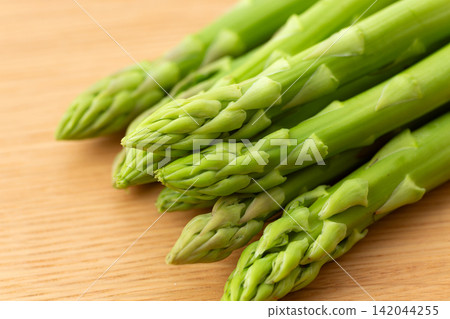 Green asparagus Green asparagus 142044255
