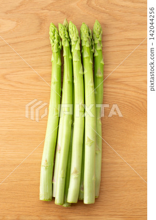 Green asparagus Green asparagus 142044256