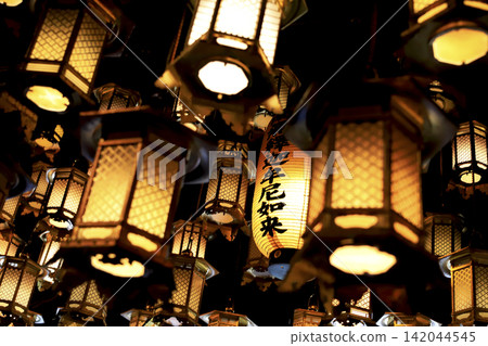 佛教寺廟裡的懸掛燈籠 佛教寺廟裡的懸掛燈籠 142044545