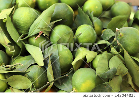 Green mandarin at fruit market Green mandarin at fruit market 142044825