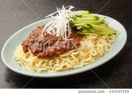 Jarger noodles Jarger noodles 142045359