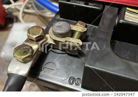 Connecting car battery terminals with cables Connecting car battery terminals with cables 142047347