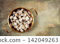 freshly frozen vongole clams, in a frying pan, top view, no people, 142049263