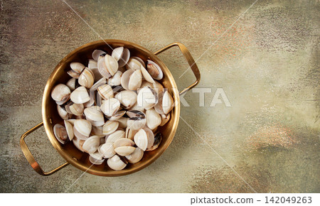 freshly frozen vongole clams, in a frying pan, top view, no people, freshly frozen vongole clams, in a frying pan, top view, no people, 142049263