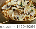 spaghetti with vongole clams, in cream sauce, carbonara, in a brass pan, homemade, top view, no people, 142049264