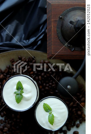 Coffee grinder and coffee jelly Coffee grinder and coffee jelly 142052028