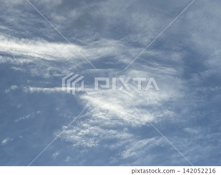 雲彩傳播在藍天 雲彩傳播在藍天 142052216