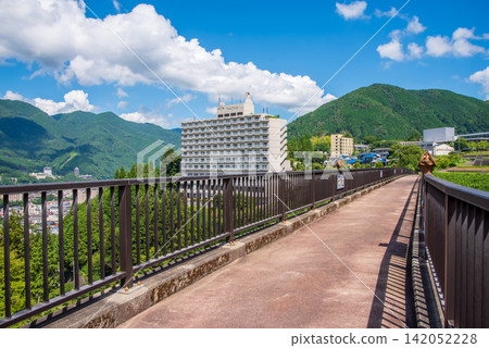 Summer view of Gero Onsen town from Jomon Bridge (Gero City, Gifu Prefecture) Summer view of Gero Onsen town from Jomon Bridge (Gero City, Gifu Prefecture) 142052228