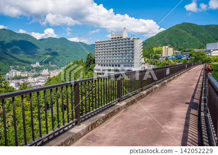 Summer view of Gero Onsen town from Jomon Bridge (Gero City, Gifu Prefecture) Summer view of Gero Onsen town from Jomon Bridge (Gero City, Gifu Prefecture) 142052229