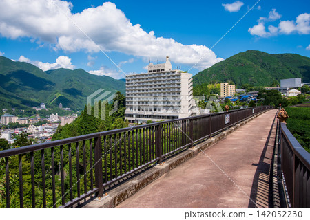 Summer view of Gero Onsen town from Jomon Bridge (Gero City, Gifu Prefecture) Summer view of Gero Onsen town from Jomon Bridge (Gero City, Gifu Prefecture) 142052230