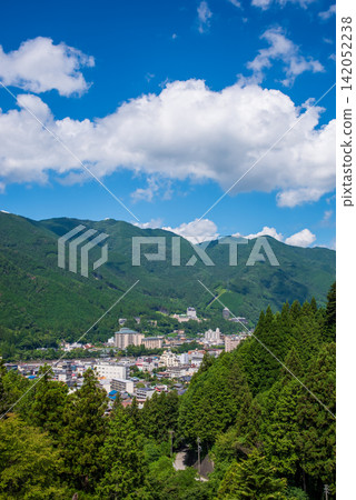 Summer view of Gero Onsen town (Gero City, Gifu Prefecture) Summer view of Gero Onsen town (Gero City, Gifu Prefecture) 142052238