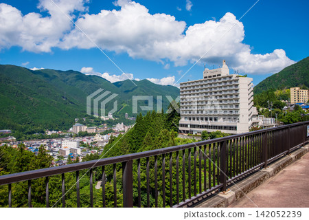 Summer view of Gero Onsen town from Jomon Bridge (Gero City, Gifu Prefecture) Summer view of Gero Onsen town from Jomon Bridge (Gero City, Gifu Prefecture) 142052239