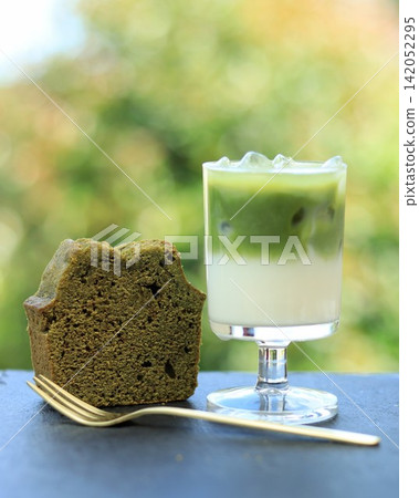 抹茶冰拿鐵和抹茶磅蛋糕 142052295