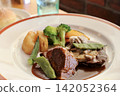 Meat dishes for lunch at a Western-style restaurant 142052364