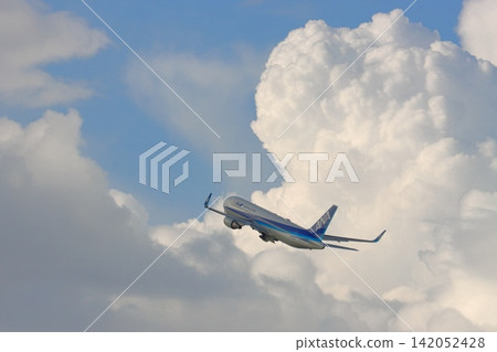 一架飛機在夏日的天空中起飛,一架客機上升 一架飛機在夏日的天空中起飛,一架客機上升 142052428