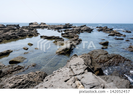 神奈川縣三浦半島城島的岩石海岸和大海 神奈川縣三浦半島城島的岩石海岸和大海 142052457