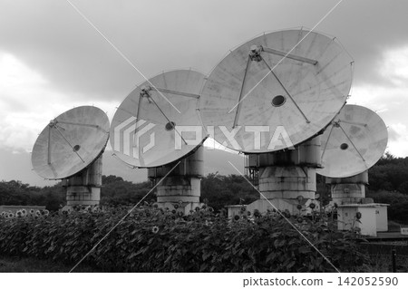 野邊山射電天文台的拋物面天線 野邊山射電天文台的拋物面天線 142052590