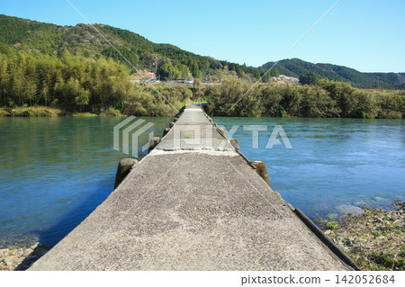 Wakai Submersible Bridge, Shimanto Town, Kochi Prefecture Wakai Submersible Bridge, Shimanto Town, Kochi Prefecture 142052684