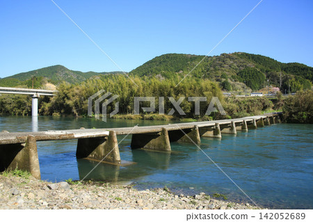 Wakai Submersible Bridge, Shimanto Town, Kochi Prefecture Wakai Submersible Bridge, Shimanto Town, Kochi Prefecture 142052689