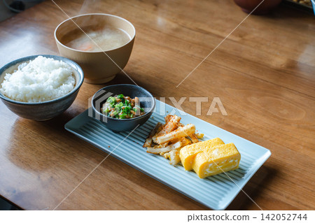 日式早餐。套餐包含米飯、味噌湯和小菜。 日式早餐。套餐包含米飯、味噌湯和小菜。 142052744