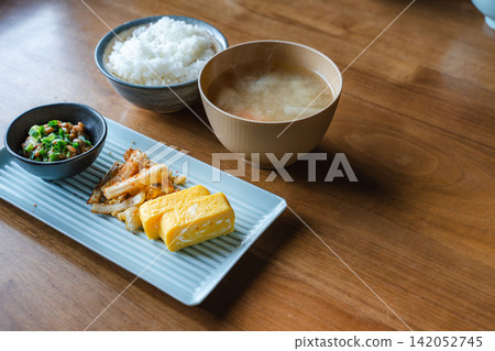 日式早餐。套餐包含米飯、味噌湯和小菜。 日式早餐。套餐包含米飯、味噌湯和小菜。 142052745