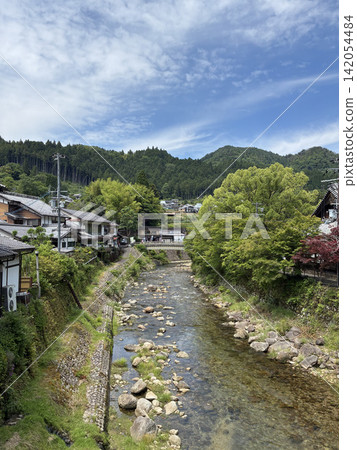 室川流經一片鬱鬱蔥蔥的綠色區域(宇田、奈良)。 室川流經一片鬱鬱蔥蔥的綠色區域(宇田、奈良)。 142054484