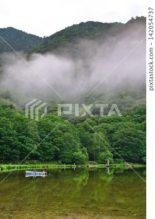The shores of Lake Marunuma in the early morning mist 142054737